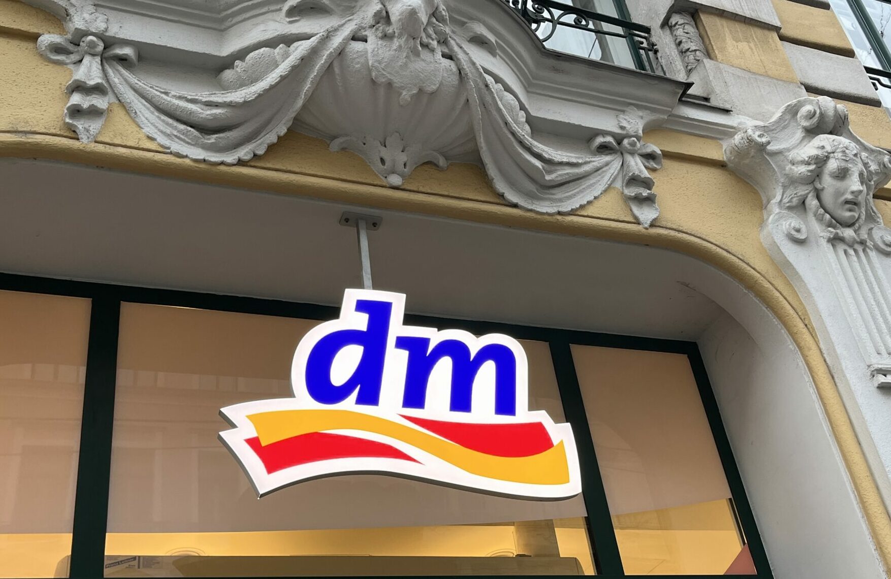 dm-Apotheke setzt auf Sympathie und Filialnetz